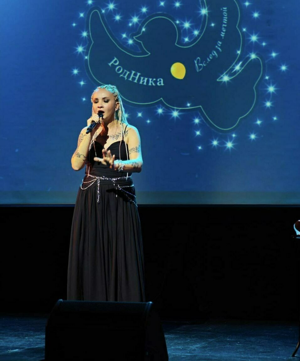 РодНика поёт на сольном концерте "Вслед за мечтой"