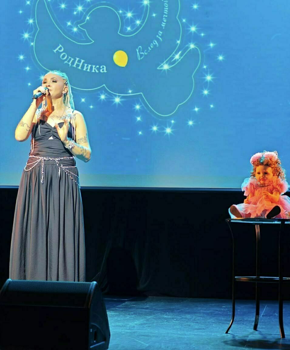 Певица РодНика на сцене поёт на сольном концерте "Вслед за мечтой"