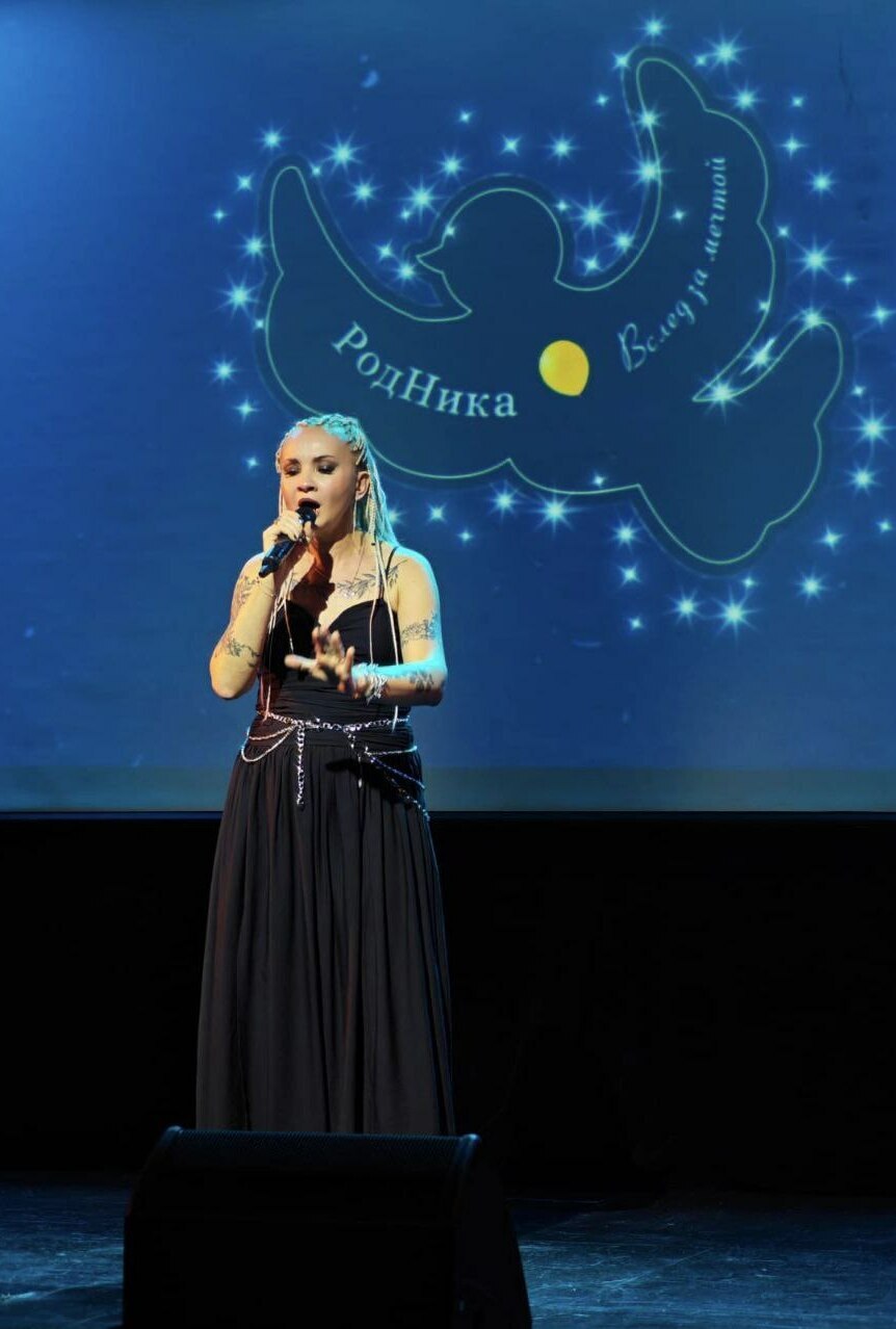 РодНика поёт на сольном концерте "Вслед за мечтой"